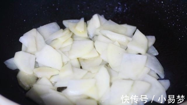 炒土豆丝|土豆别再炒土豆丝了，这种做法才是孩子最爱的，炒一盘都不够吃