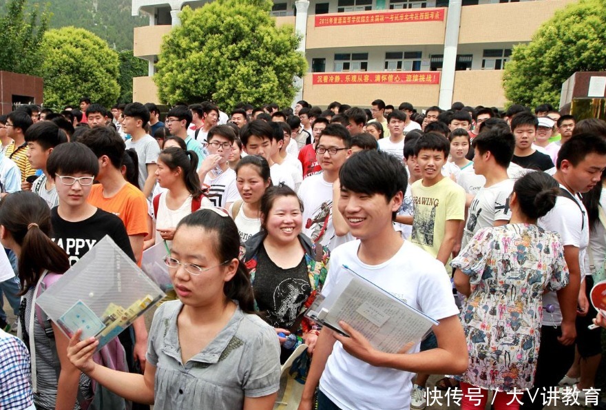 监考老师|高考时监考老师频繁喝水，并不只是口渴，姜还是老的辣