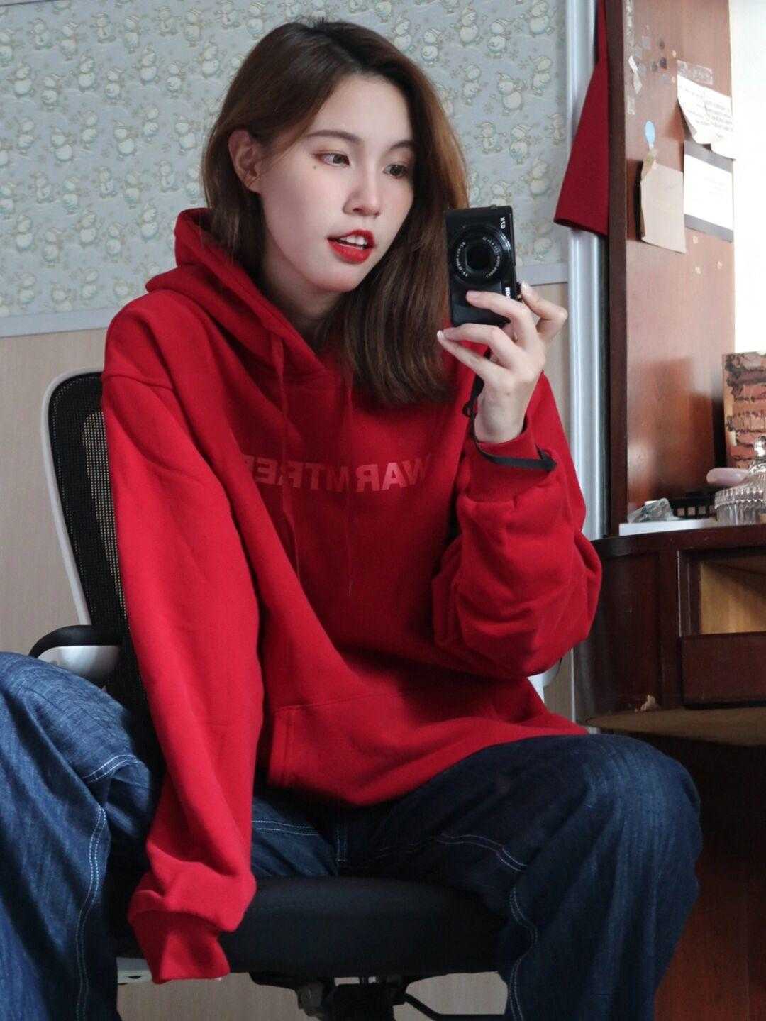 喜庆 元旦跨年如何穿?原来红色外套这么喜庆,太适合跨年了