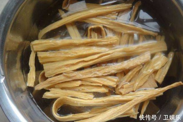泡腐竹时,别再直接放在水里泡,教你一招快速泡发腐竹