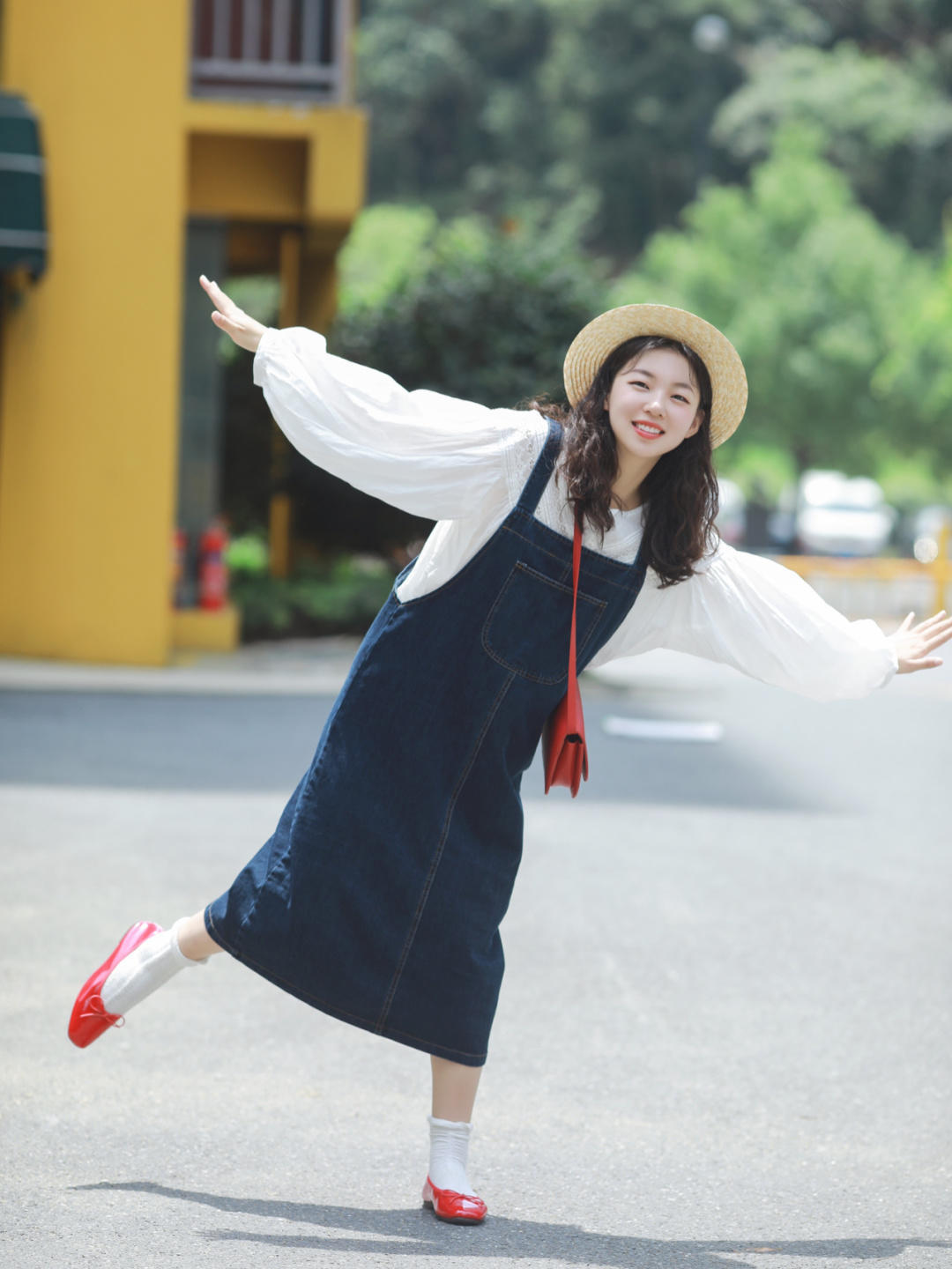 搭配|秋季,矮个子的搭配指南,白色衬衫搭配背带裤可甜可咸,显高显瘦