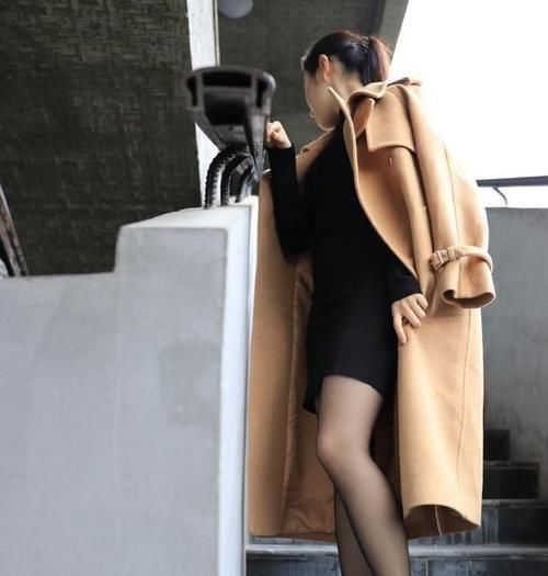 风衣 黑丝袜搭配卡其色大衣,好身材诺隐诺现,时尚百搭!