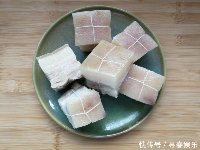 肉类|东坡肉怎么做?别用清水炖,正确做法5勺料汁焖一焖