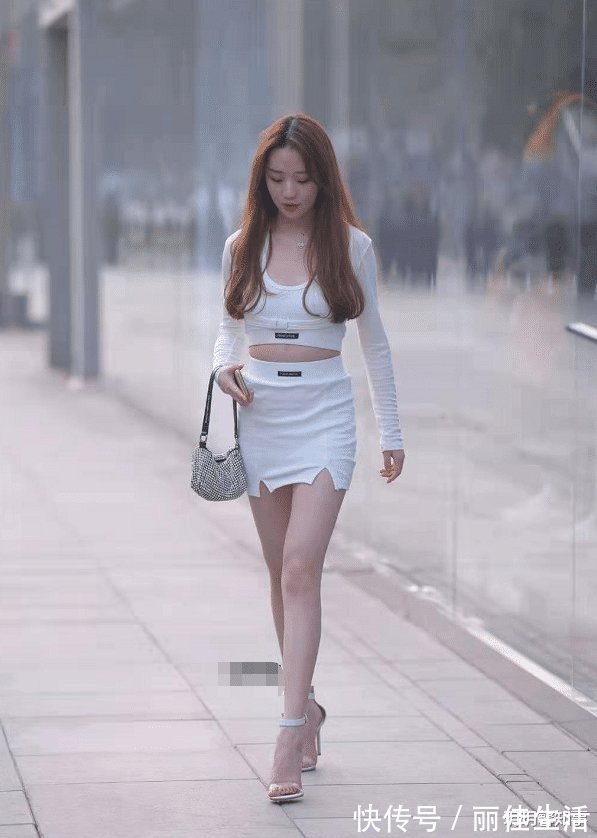 休闲|白色套装裙,性感与休闲并存,显高效果好