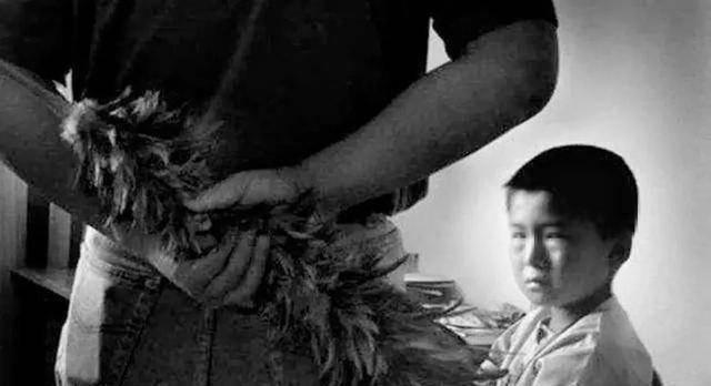 孩子|11岁儿子手机私藏200张“有色照片”,别让性无知毁了娃