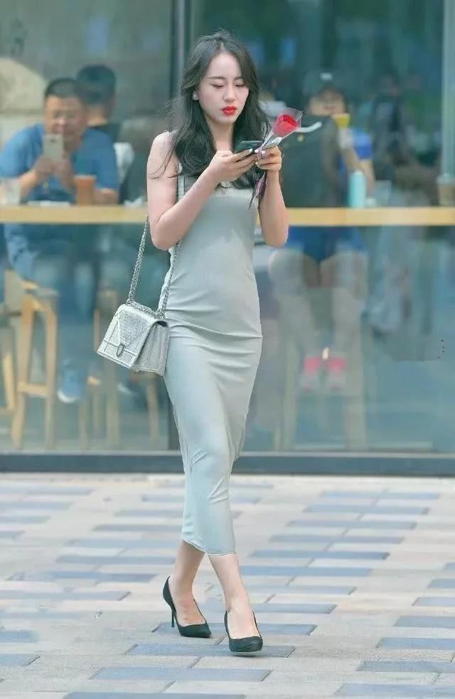 养眼|路人街拍,T恤用到了短款的设计,有了美感的味道