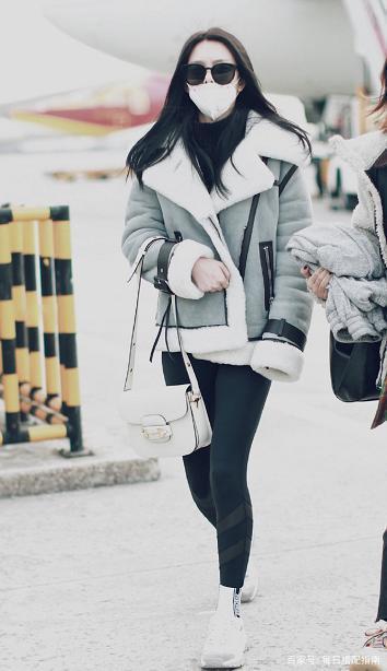 秋冬外套里面怎么穿建议试试这3件“内搭”,个性时髦又保暖