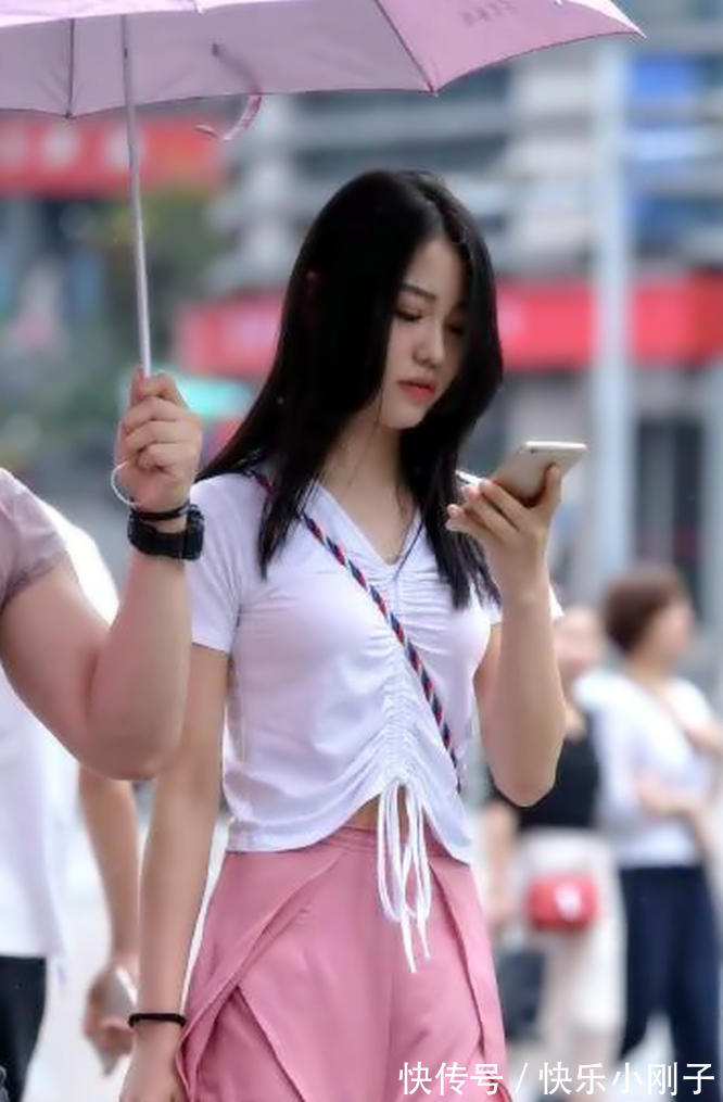 小可爱|抽绳设计的小V领短袖,能够露出一点腹部,有点小可爱但却不夸张