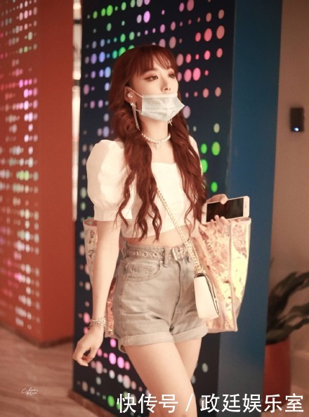 牛仔|孔雪儿不做腿模可惜了!穿牛仔短裤都洋气,“丝袜”美腿让人羡慕