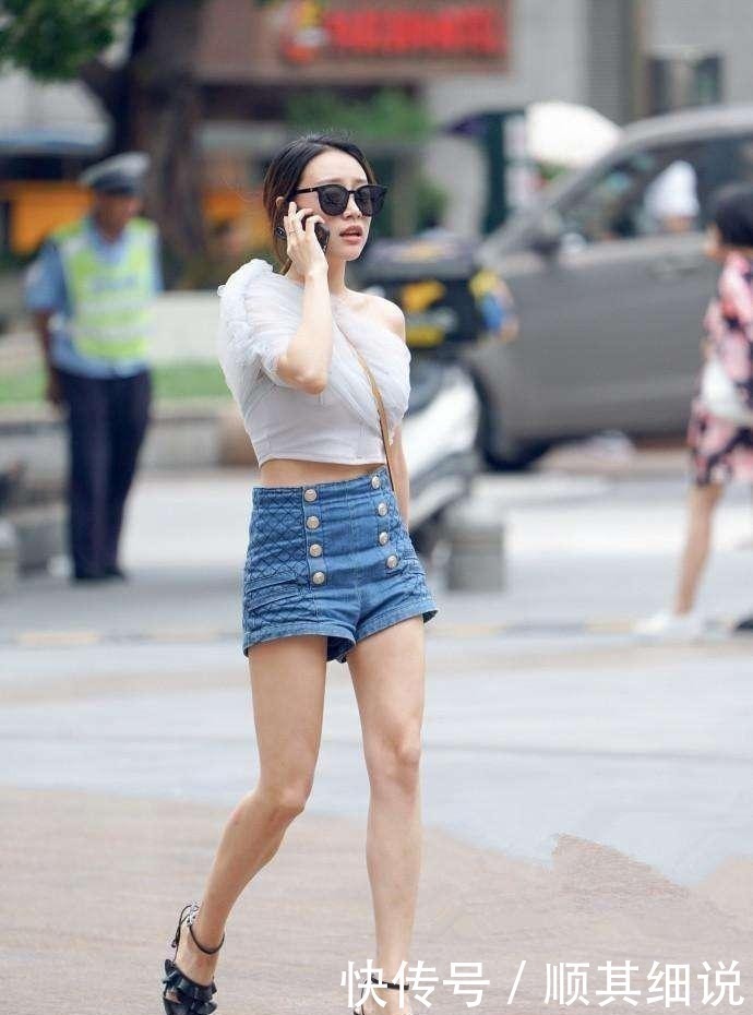 小姐姐|白色吊带搭配百褶裙,配上拖鞋看起来更可爱!