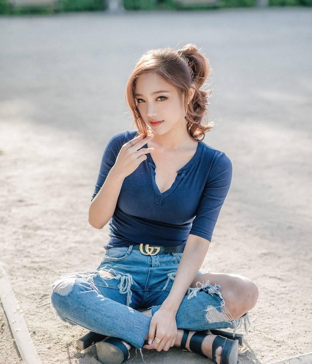 街拍图二美女灰色紧身套装,衬托出玲珑有致身形,背影惹人侧目