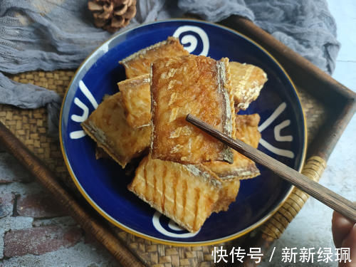 干炸带鱼想要外酥里嫩,有人加鸡蛋、有人挂面糊,其实都不正确