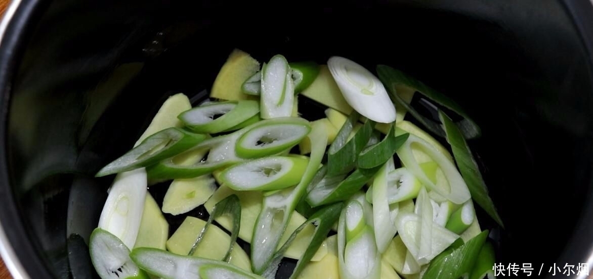 想吃盐焗鸡不用买,教你用电饭锅焗鸡,不加一滴水,肉质细嫩弹牙