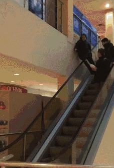 |搞笑GIF:来来来,今天毕业高兴,给大家表演一个后空翻!