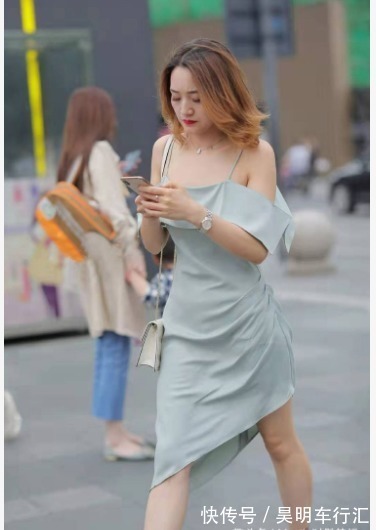 吊带连衣裙 浅蓝色吊带连衣裙搭配黑色高跟鞋,清新迷人,时髦靓丽