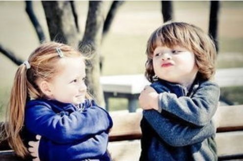 走秀|幼儿园新年联欢成“贵族晚宴”,家长带娃盛装走秀,网友:养不起