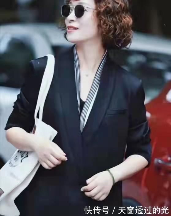 穿搭 奔五的女人甩掉“大妈感”,看这位大龄姐姐,靠穿搭显年轻又优雅!