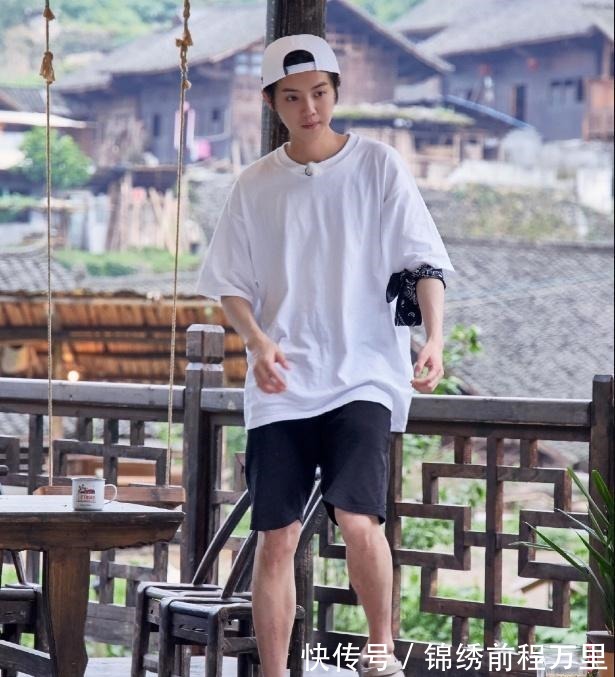 蘑菇|《向往3》晒鹿晗新海报,大裤衩洞洞鞋,上身时尚下半身接地气