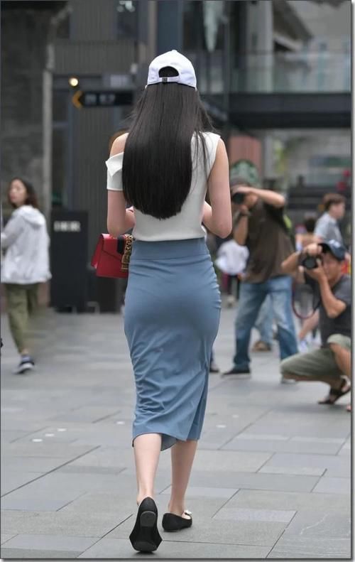 暗夜时尚|暗夜时尚:小姐姐淡蓝色裙子,走在街区太靓丽了