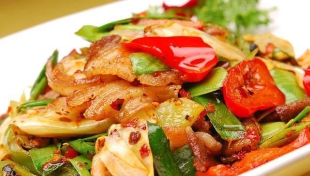 做回锅肉时，牢记两个诀窍，别犯一个错误，回锅肉肥而不腻更好吃