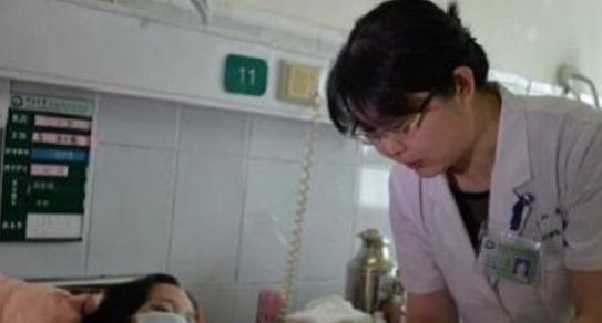 护士|46岁高龄产妇产下一枚男婴,当护士看到孩子的爸爸时,立马愣住了