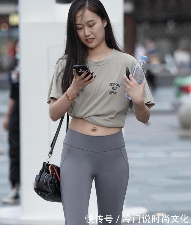 休闲 休闲T恤搭配紧身运动裤,舒适贴身,时尚大气!