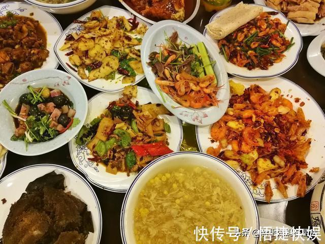 8道凉菜,15道热菜,农家院的团圆饭总花费588元,网友说:太值了