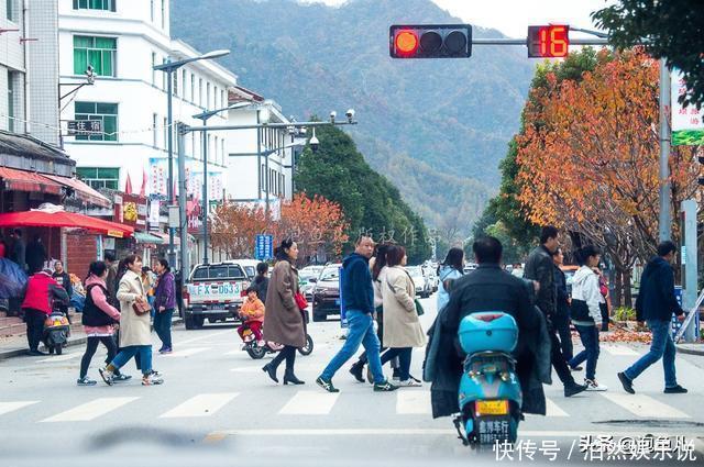 小城|藏在秦岭的陕南小城，常住人口只有7000，街上仅有一辆出租车