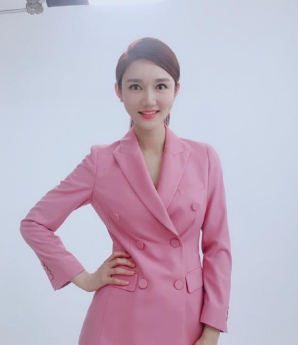 她毕业二本高校，却取代董卿为央视诗词大会主持人，引网友质疑