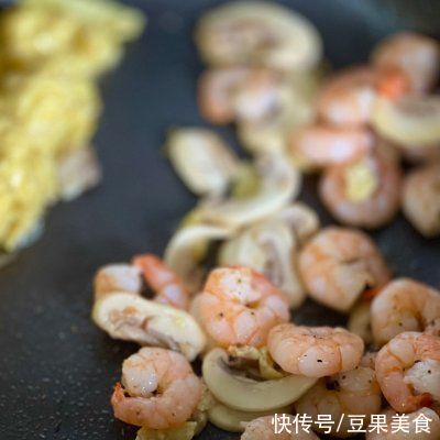 虾仁|快手早餐——虾仁滑蛋芝士饼