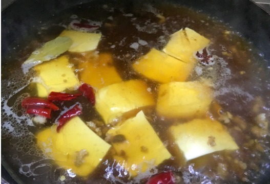 炖豆腐时,往锅里扔这2味香料,炖出来的豆腐又香又嫩,超美味!