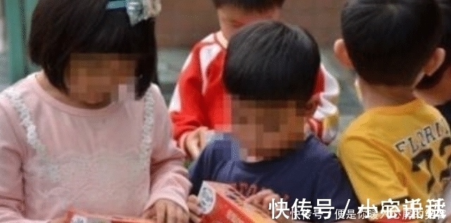 互换|幼儿园圣诞互换礼物,宝妈用千元文具只换回纸人,看到价格更崩溃