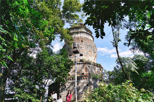 最能代表桂林山水的旅游景点，造型奇特，岩洞里居然全是三花酒