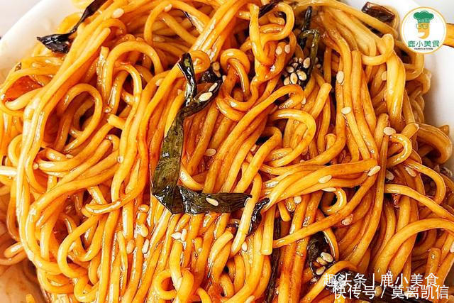 葱油酱汁|10分钟搞定懒人早餐面,葱香浓郁,面滑筋道,一盘轻松吃光
