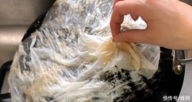 饺子|在锅底贴上几张纸巾有什么用?轻松解决去垢难题，简答实用