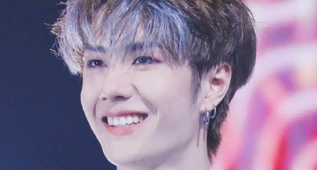 |王一博不当搞笑艺人浪费了!追自己的剧狂刷弹幕,吃醋语气太可爱