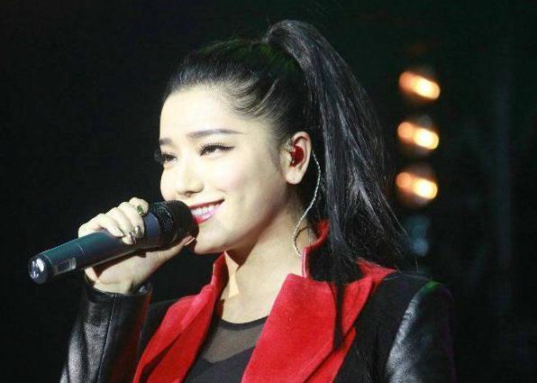 明明同是超女出身,亞軍、季軍都當導師了,而冠軍還在當是選手