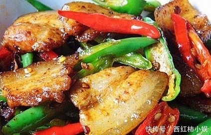 色泽酱红,肉质酥软,鲜香味厚,荤素搭配,老人孩子都超喜欢吃