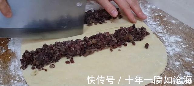 创意|1斤红豆,3勺面粉,擀一擀烙一烙,做出创意烧饼,比面包香甜好吃!