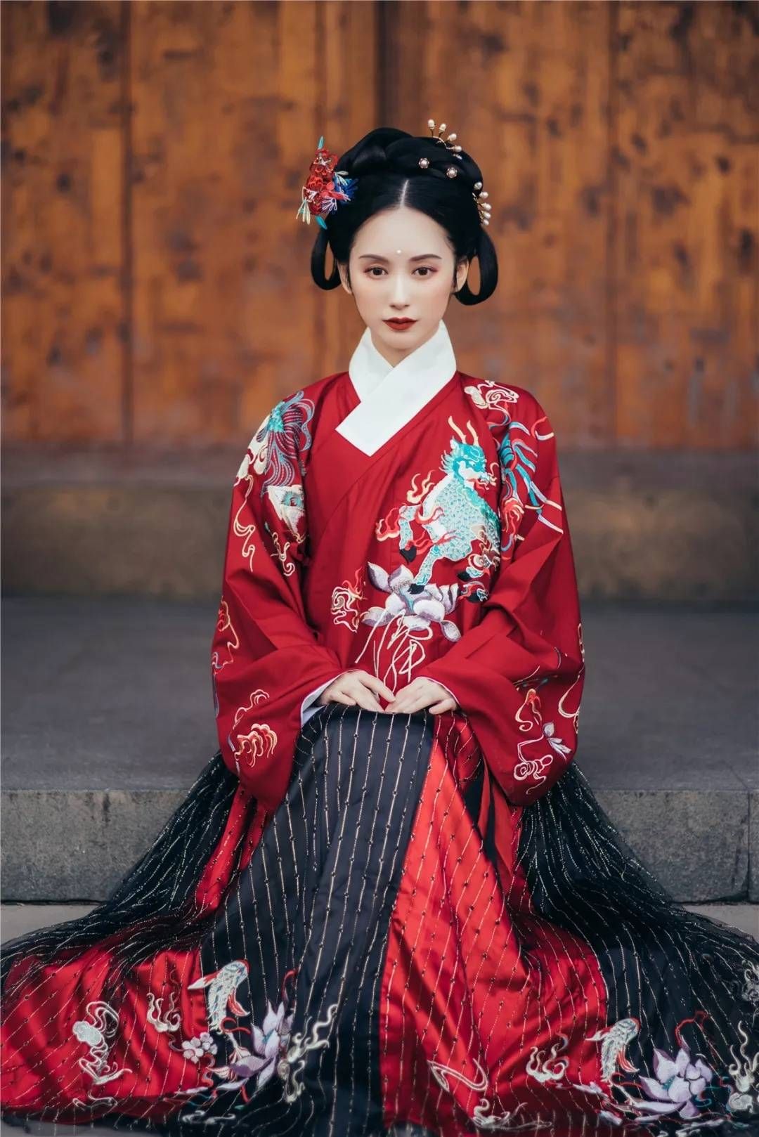 走近“钟灵记”：数百万粉丝的成都本土品牌推崇古典空灵之美|国潮人·新时裳 | 汉服