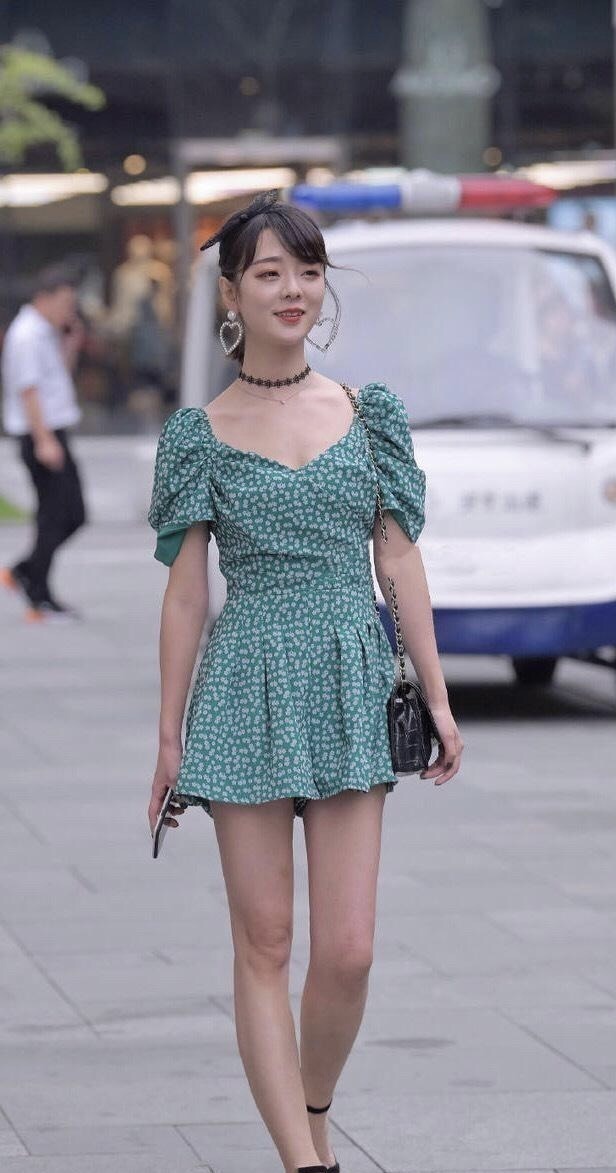 最佳拍档|“腿粗”女孩可以这样穿,方领泡泡袖碎花连衣裙,好看又洋气
