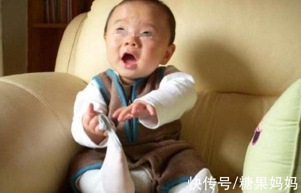 宝妈|反复“揪袜子”的快乐，小宝宝有更深的体会，新手爸妈别嫌烦哦