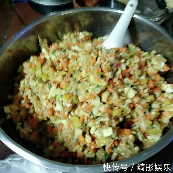 冬天常吃饺子，不止有猪肉还有素，两种蔬菜最适合，营养丰富