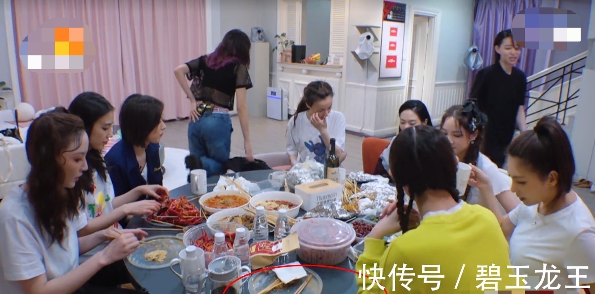 李斯丹妮绕了一圈坐到张雨绮旁边,孟佳看不下去,一句话真相了