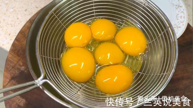 6个鸡蛋,一碗面粉,教你做蛋糕,不用烤箱也能做,比买的还好吃