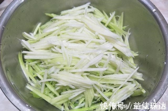 炸萝卜丸子时,牢记3个小技巧,炸出的丸子鲜香酥脆,凉了也不硬