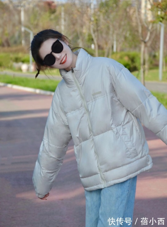 牛仔裤|“羽绒服+牛仔裤”=秋冬洋气搭配,兼具时髦和保暖,太高级了!