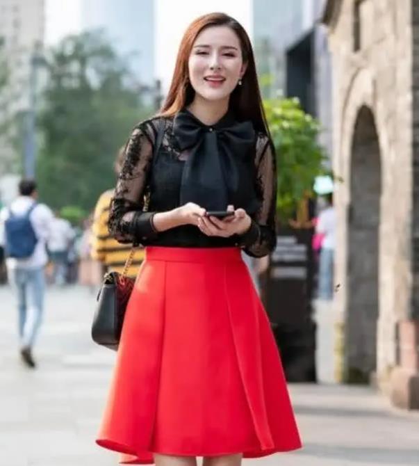 街拍:美女戴一副时髦的太阳镜,黑色的连衣裙帅气大方