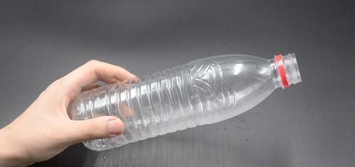 你家有废旧的塑料瓶吗?简单一改造放在厨房,一年能省下不少钱