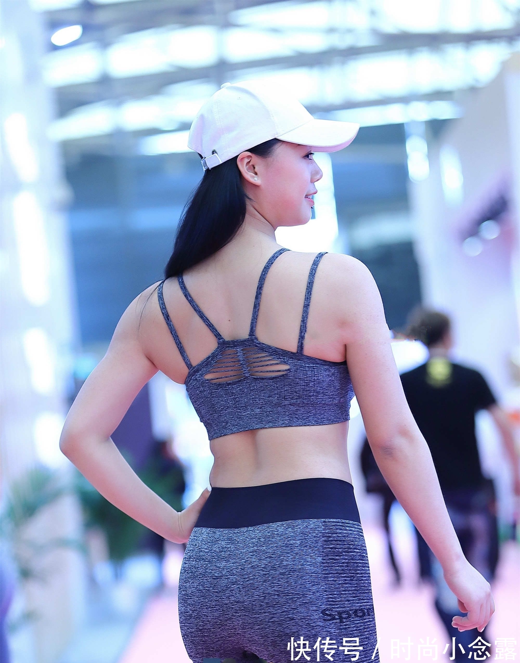利落 短款上衣搭配瑜伽裤，利落还大方，运动风格完美展现